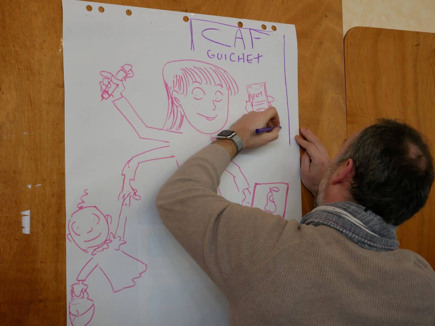 Une personne dessine sur une feuille de paperboard